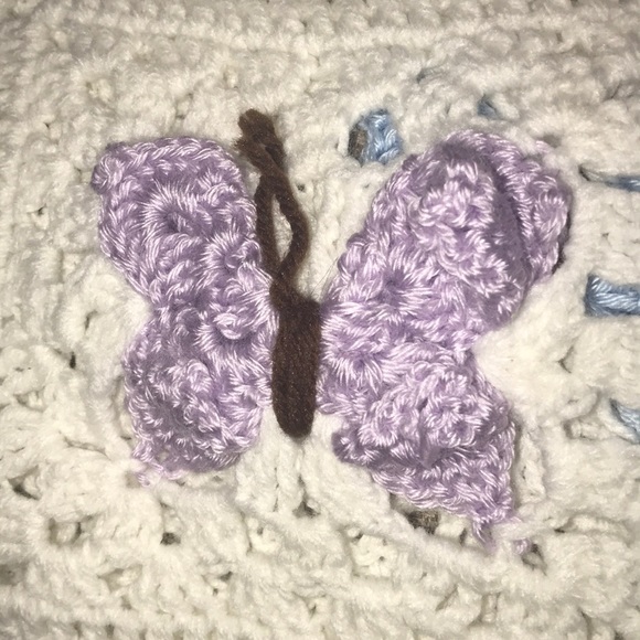 Knitted baby blanket from smoke free home - Picture 3 of 4